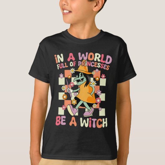 In een wereld vol prinsessen is een heks grappige  t-shirt (Voorkant)