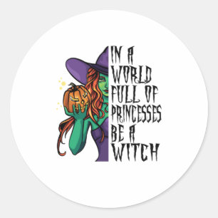 In een wereld vol prinsessen is een heksenvun ronde sticker