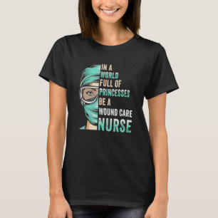 In Eén Wereld Vol Prinsessen Wees Een Verpleegster T-shirt