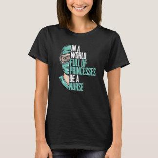 In Een Wereld Vol Prinsessen Wees Een Verpleegster T-shirt