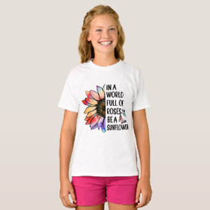 In een wereld vol Rozen is een zonnebloem, zomer T-shirt