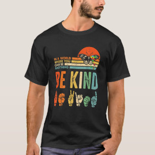 In Een Wereld Waar Je Alles Kan Wees Aardig Vriend T-shirt