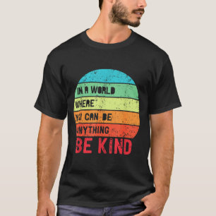 In Een Wereld Waar Je Alles Kan Zijn Wees Aardig E T-shirt