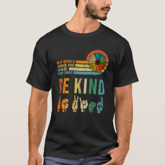 In een wereld waar je alles kunt zijn om mens te z t-shirt