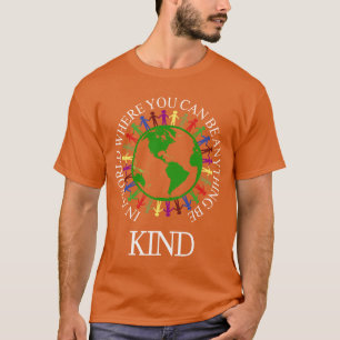 in een wereld waar je alles kunt zijn t-shirt