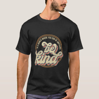 in een wereld waar je alles kunt zijn t-shirt