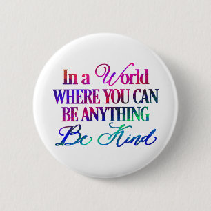 In een wereld waar je alles kunt zijn - wees aardi ronde button 5,7 cm