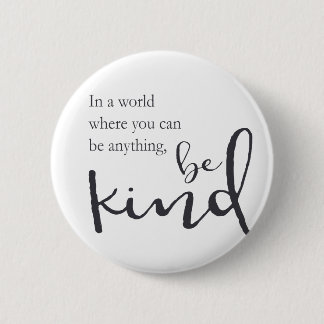 In een wereld waar je alles kunt zijn, wees vriend ronde button 5,7 cm