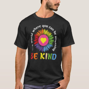 In een wereld waar je alles kunt zijn wees vriende t-shirt