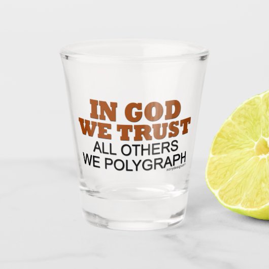 In God vertrouwen we alle anderen dat we polygrafe Shot Glas (Voorkant)
