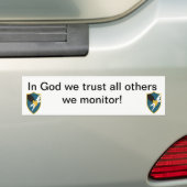 In God vertrouwen we, alle anderen die we bewaken Bumpersticker (Op auto)