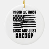 In godsnaam, we vertrouwen erop dat Pistolen Ameri Keramisch Ornament (Achterkant)