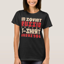 In het Russische T-shirt draagt u