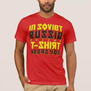 In het Russische T-shirt draagt u