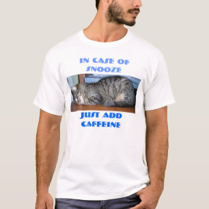 IN HOESJE SNOOZE, NET ADDCAFFEINE T-SHIRT