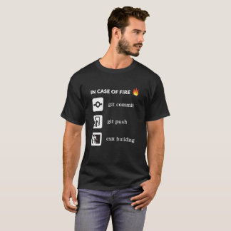 In hoesje van de brandblusstraal duwt u in de gang t-shirt