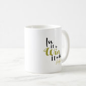 "In it to win it" zwarte en gouden gepersonaliseer Koffiemok (Voorkant rechts)
