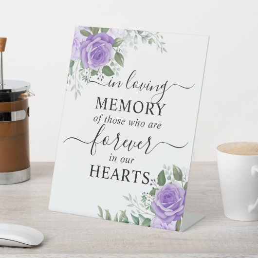 In Loving Memory Paarse Bloemen Reclamebord Met Voetstuk (Insitu)