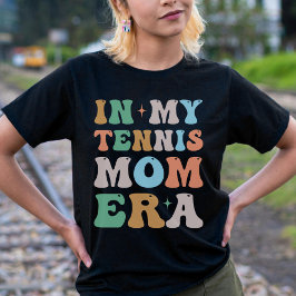 In mijn Tennis Mom Era Groovy Retro T-shirt