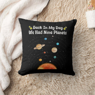 In mijn tijd hadden we negen planeten Pluto-astron Kussen