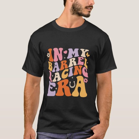 In Mijn Vat Racing Era Groovy Retro Cowgirl Barre T-shirt (Voorkant)