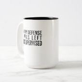 In mijn verdediging was ik onbewaakt grappig achte tweekleurige koffiemok (Voorkant links)