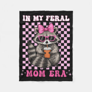 In My Feral Mom Era Raccoon Shirt Racoon Loves Mot Fleece Deken