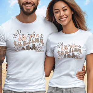 In My Surfing Era aangepaste tekst op achterkant T-shirt