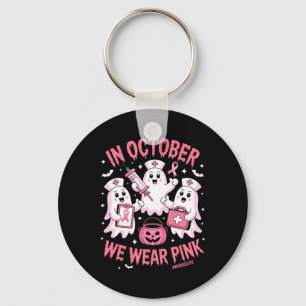 In oktober Draag we Pink Nurse Ghost Halloween Bre Sleutelhanger