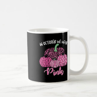 In oktober Draag we roze halloween borstkanker. Koffiemok
