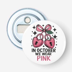 In oktober dragen we roze tegen kanker bewustzijn button flesopener