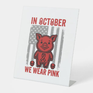 In oktober dragen we roze varkensbewustzijnsontwer reclamebord met voetstuk