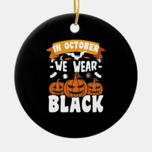 In oktober dragen we zwart Grappig Halloween Keramisch Ornament