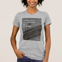 In omgekeerde soort van dag T-shirt vrouwen