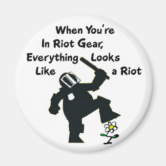 In Riot Gear lijkt alles op een rel Magneet