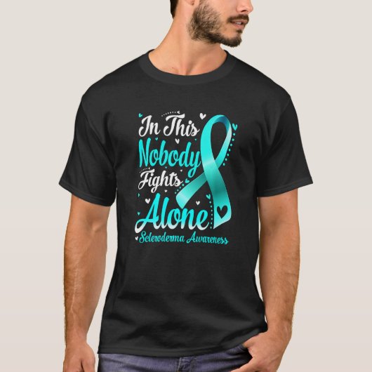 In This Family Nobody Fight Alone Scleroderma Awar T-shirt (Voorkant)