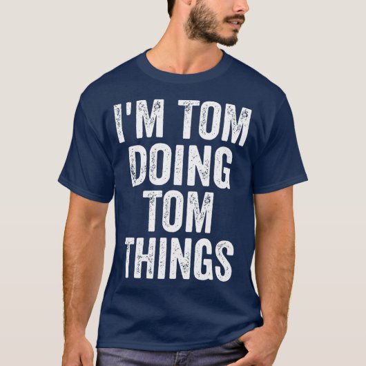 In Tom Doing Tom Things Grappige gepersonaliseerde T-shirt (Voorkant)
