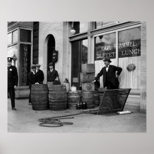 Inbeslagneming van illegale drank, 1923. Oude foto Poster