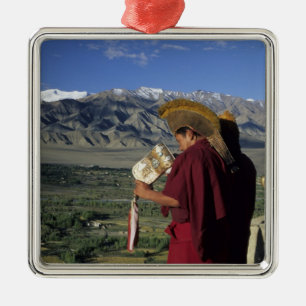 India, Ladakh, Thikse. Boeddhistische monnik blaas Metalen Ornament