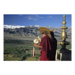 India, Ladakh, Thikse. Boeddhistische monnik Foto Afdruk