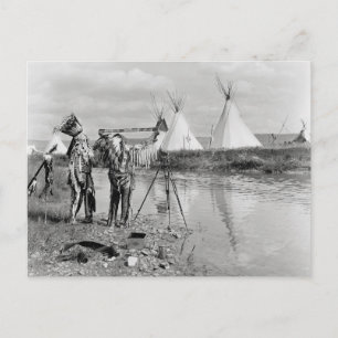 Indianen bekijken fotonegatieven, 1913 briefkaart