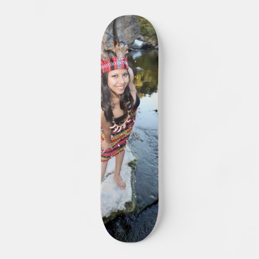 Indiase vrouw skateboard (Voorkant)