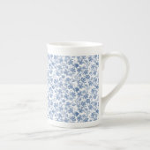 Indigo Blue Ethnic Floral Print Bone China Mok (Rechts)