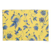 Indigo Blue Passion Flowers op Mustard Yellow Kussensloop (Voorkant)