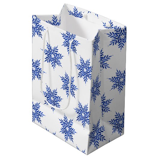Indigo Blue Waterverf Snowflake Patroon Medium Cadeauzakje (Voorkant Gekanteld)