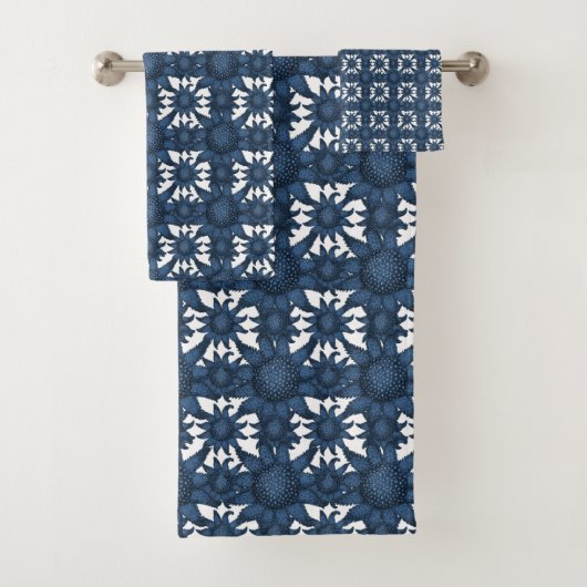 Indigo Blue & White Coastal Starfish Pattern Bad Handdoek (Insitu)