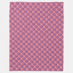 Indigo donkerblauw gestreept cirkelpatroon op roze fleece deken