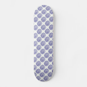 Indigo donkerblauw gestreept cirkelpatroon op wit skateboard