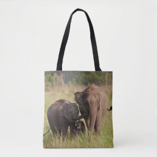 Indische Aziatische olifantenfamilie in de Savanne Tote Bag