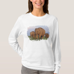 Indische olifanten in de graslanden t-shirt